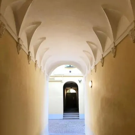 Interno 2 *
